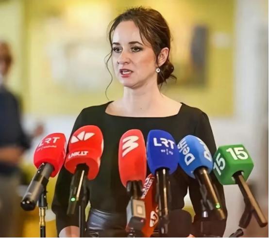 快讯！
立陶宛新总理鲁吉涅内突然宣布了。
她在维尔纽斯上任后表态：将争取把对华关