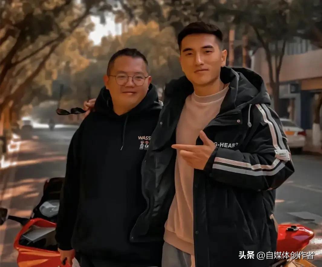年仅四十四岁的网络博主阿全哥不幸遭遇车祸离世。这场突如其来的变故，让一个普通家庭