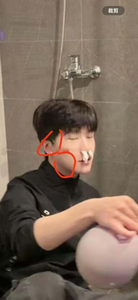 716天启玩不起 ，做个惩罚敷面膜，其他人都没敷 ，就他敷了。脸比谁都干净。 