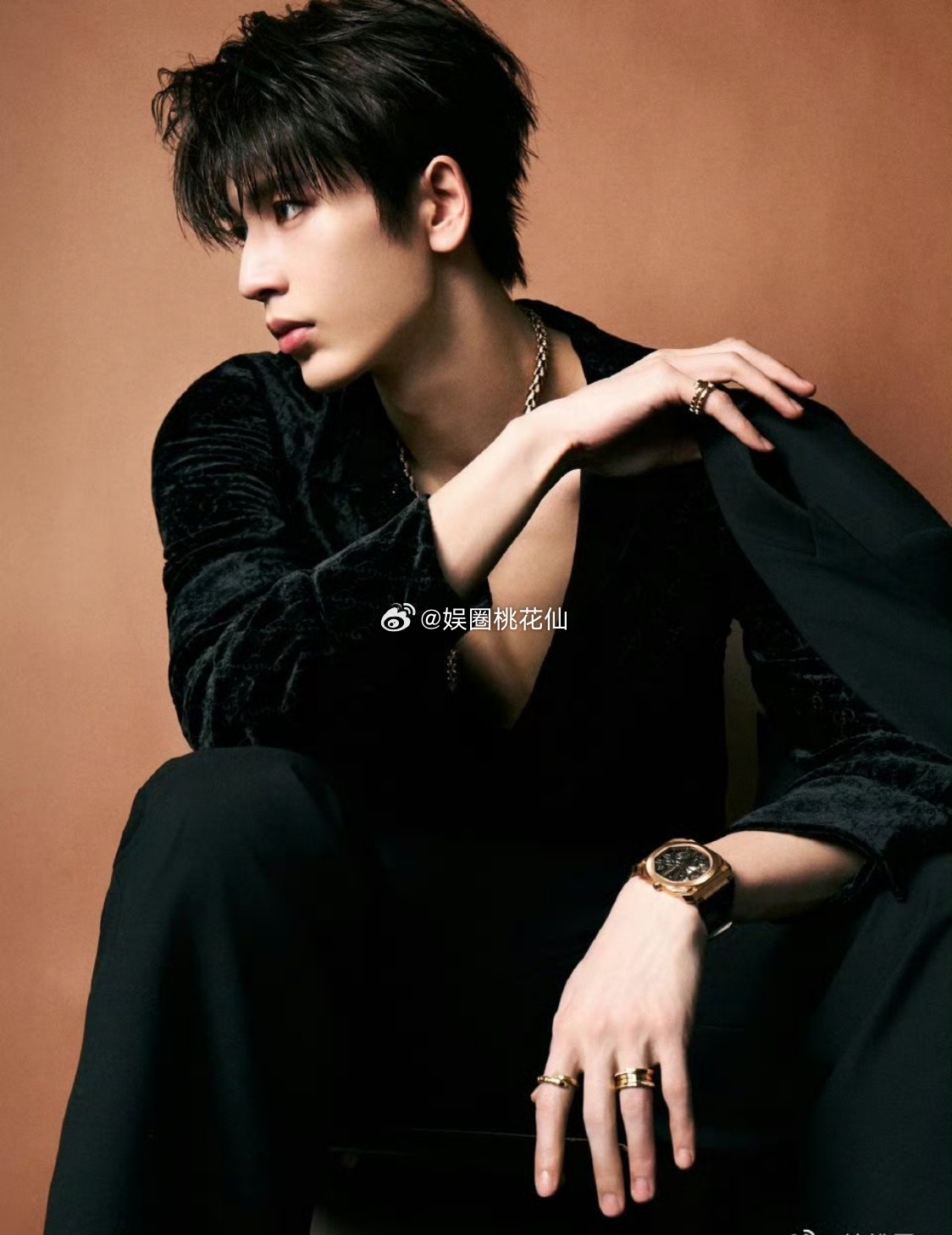 张凌赫的出发图 救命！微博之夜出发的张凌赫帅到心颤，挺拔的身形配西装超有范儿，坐