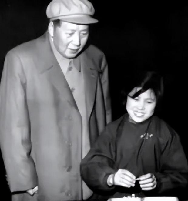 1958年，毛主席来到沈阳机床电器厂视察，全厂工人都低头不语，只有一位年轻女性大