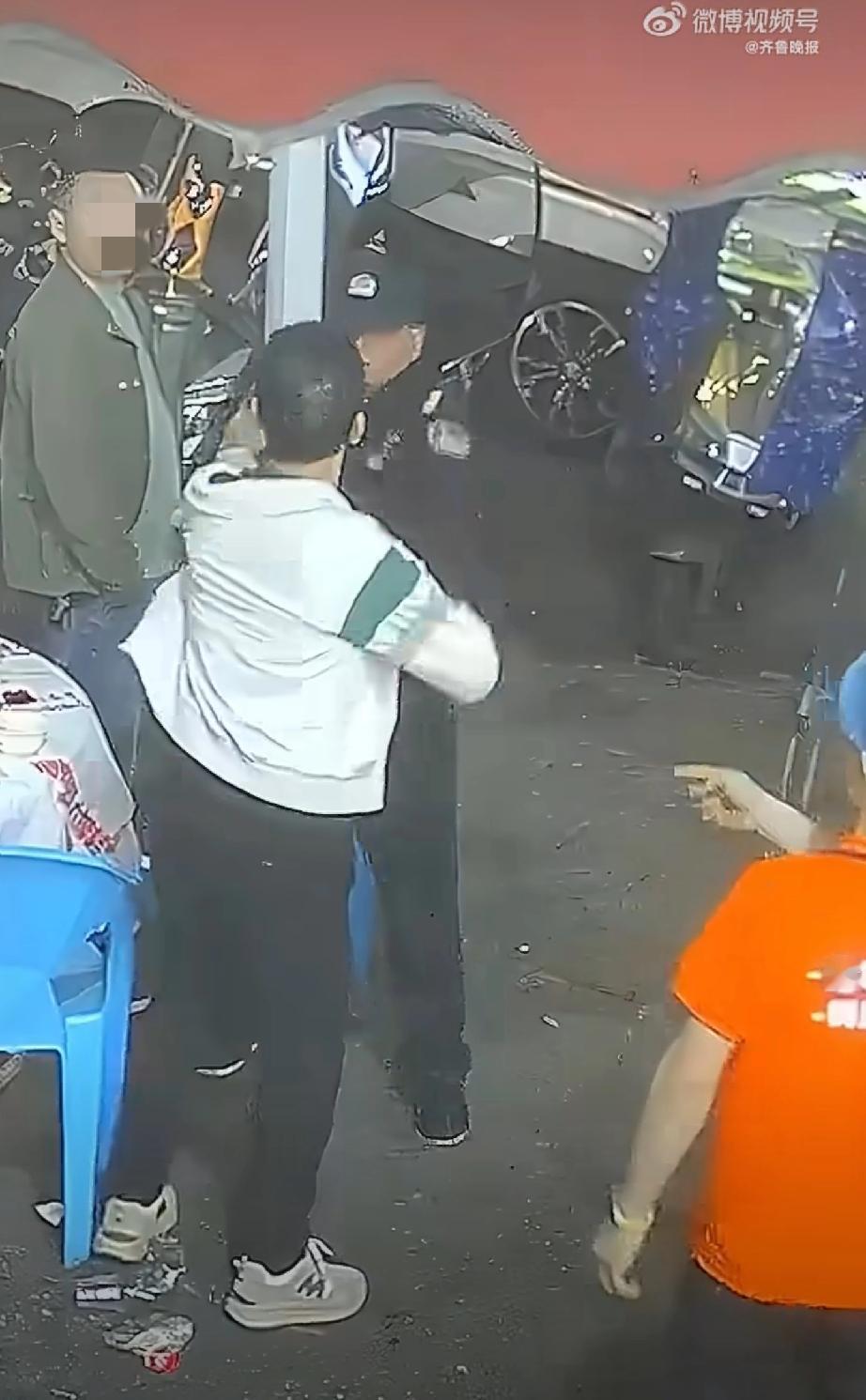 湖南大排档上演荒唐一幕！男子醉酒当众撒泼闹事，还手持筷子嚣张威胁店员，民警火速到