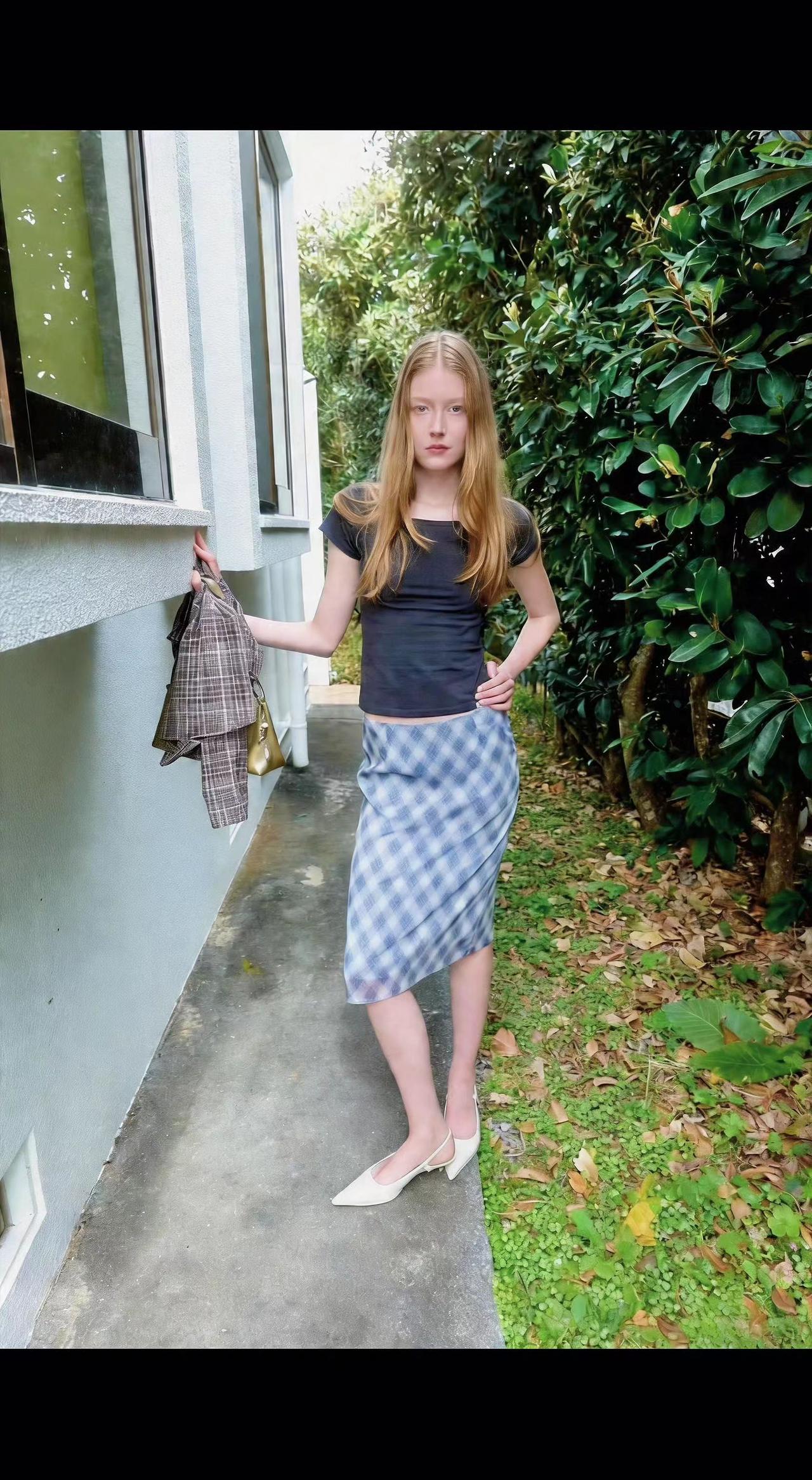 🍃阳光碎在格子裙上，像把春天裁成了诗✨旧外套搭着风的形状，少女在光阴里站成了画