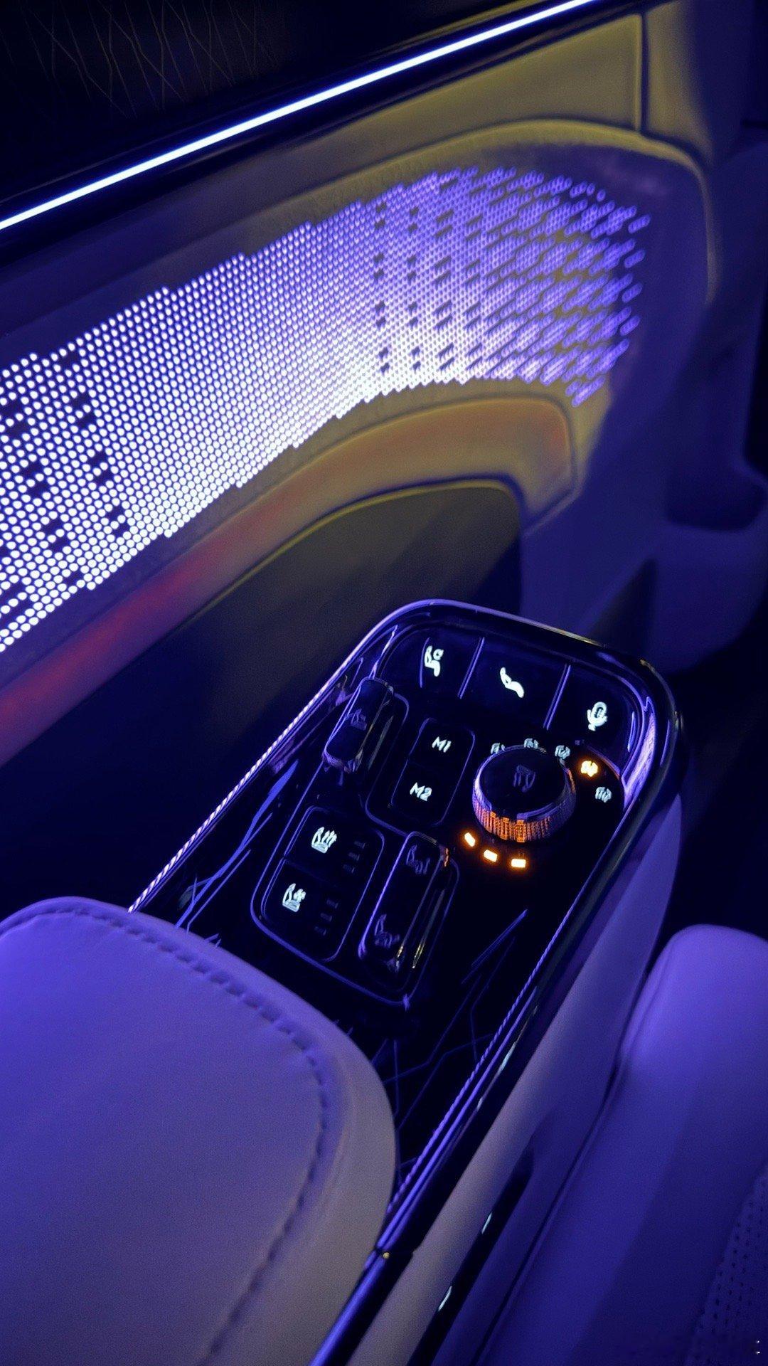 出差8天奔走的第6个城市，夜里11点多落地，看到接机的是极氪009，舒服舒服～马