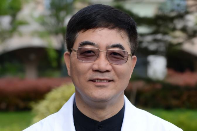 2016年，上海中山医院顶尖心内科主任葛均波，在为一位19岁的少女做心脏手术时，