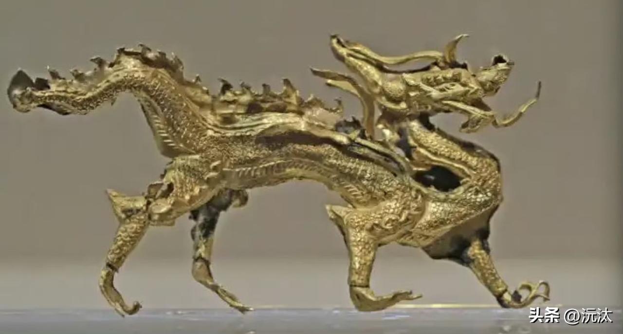 讲点太平年背后的文物。这个金走龙是钱弘俶他家的。属五代吴越国。杭州西湖清淤清出来