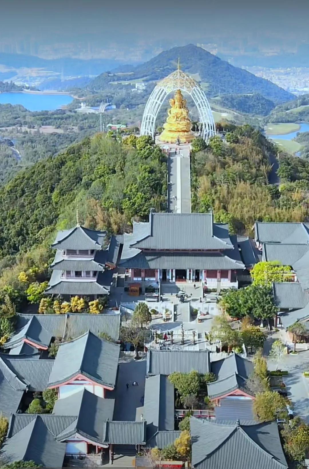 深圳大华兴寺，神圣而肃穆。