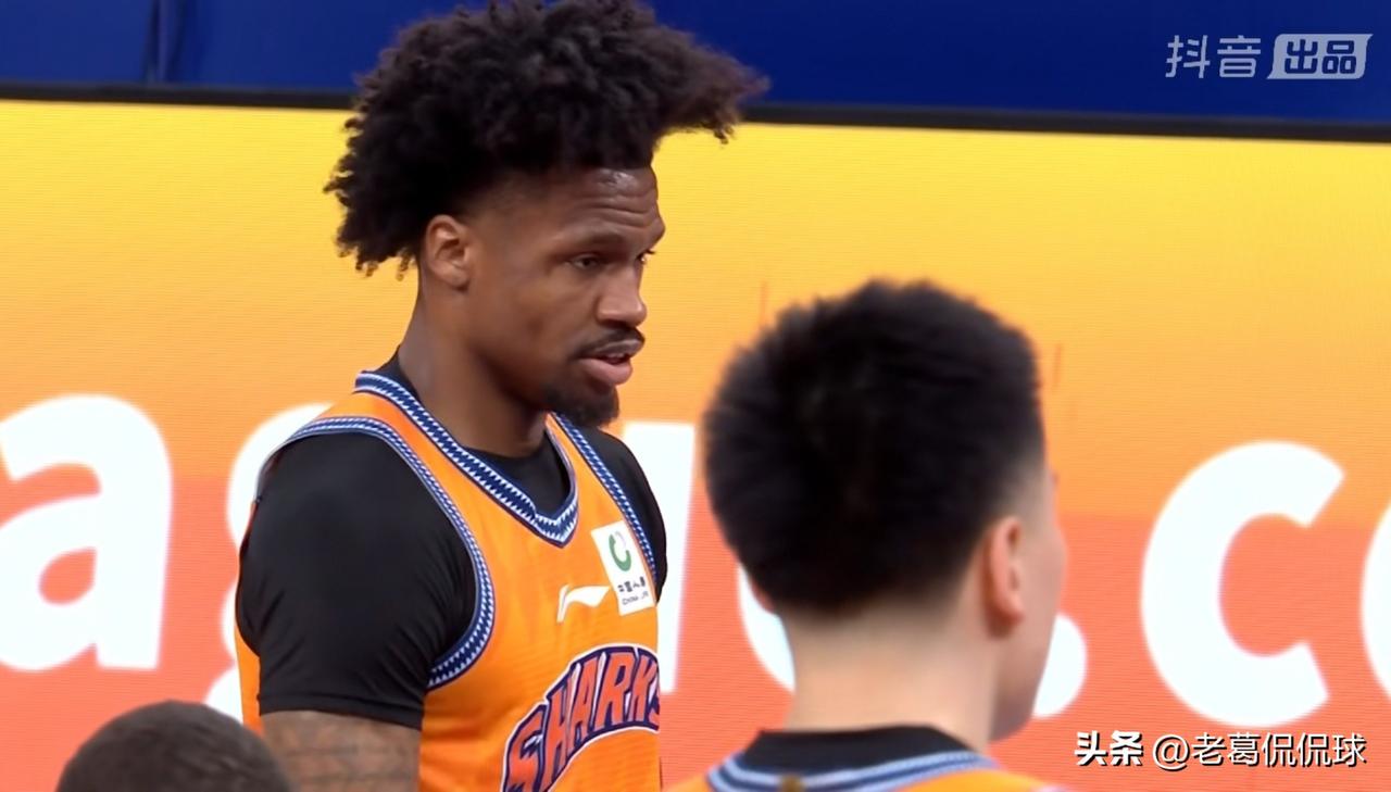 上海久事外援古德温真是高效的离谱！在今天上海久事主场迎战山东高速的比赛中，目前双