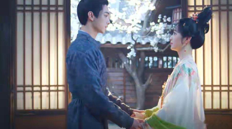 在《子夜归》里，皇后终于发现武祯和梅逐雨互换了身体。说来也巧，两人身体互换，最高