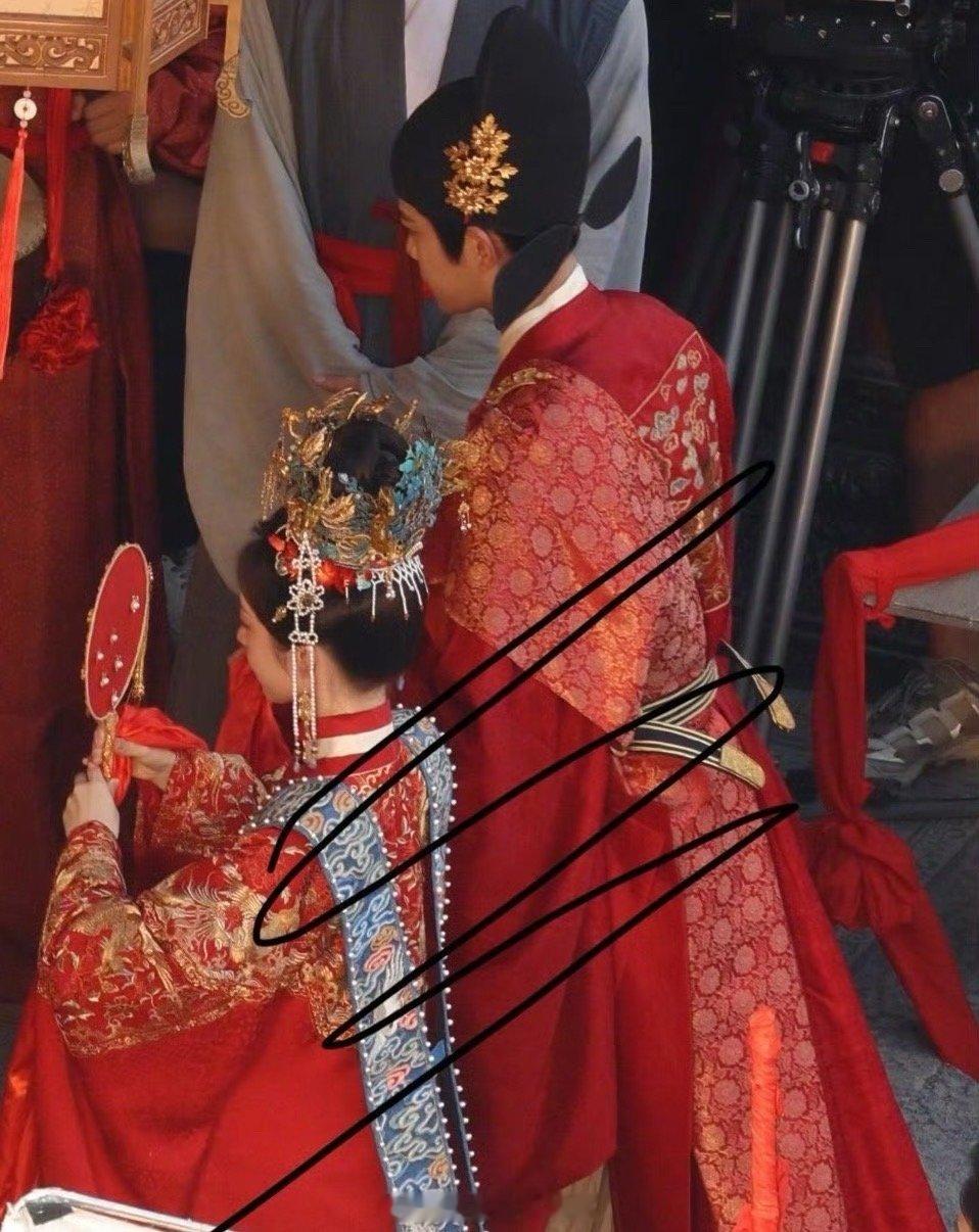 丁禹兮邓恩熙新剧婚服路透🈶俩人cp感确实很强，站在一起就很配 ​​​