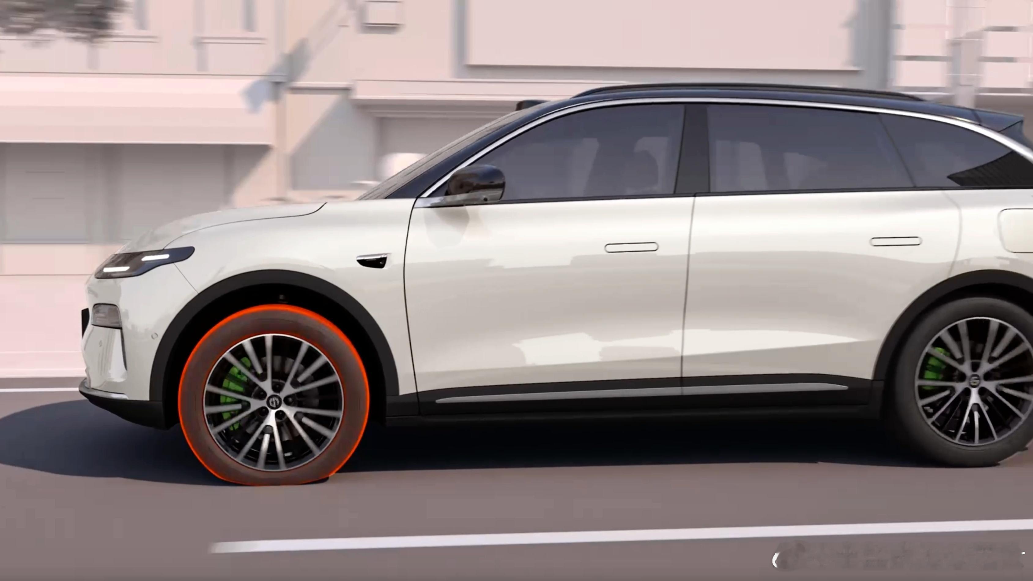 冬季行车，这个配置真的很重要！前两天在路上亲眼目睹了一起冬季爆胎事故，车主在冰雪