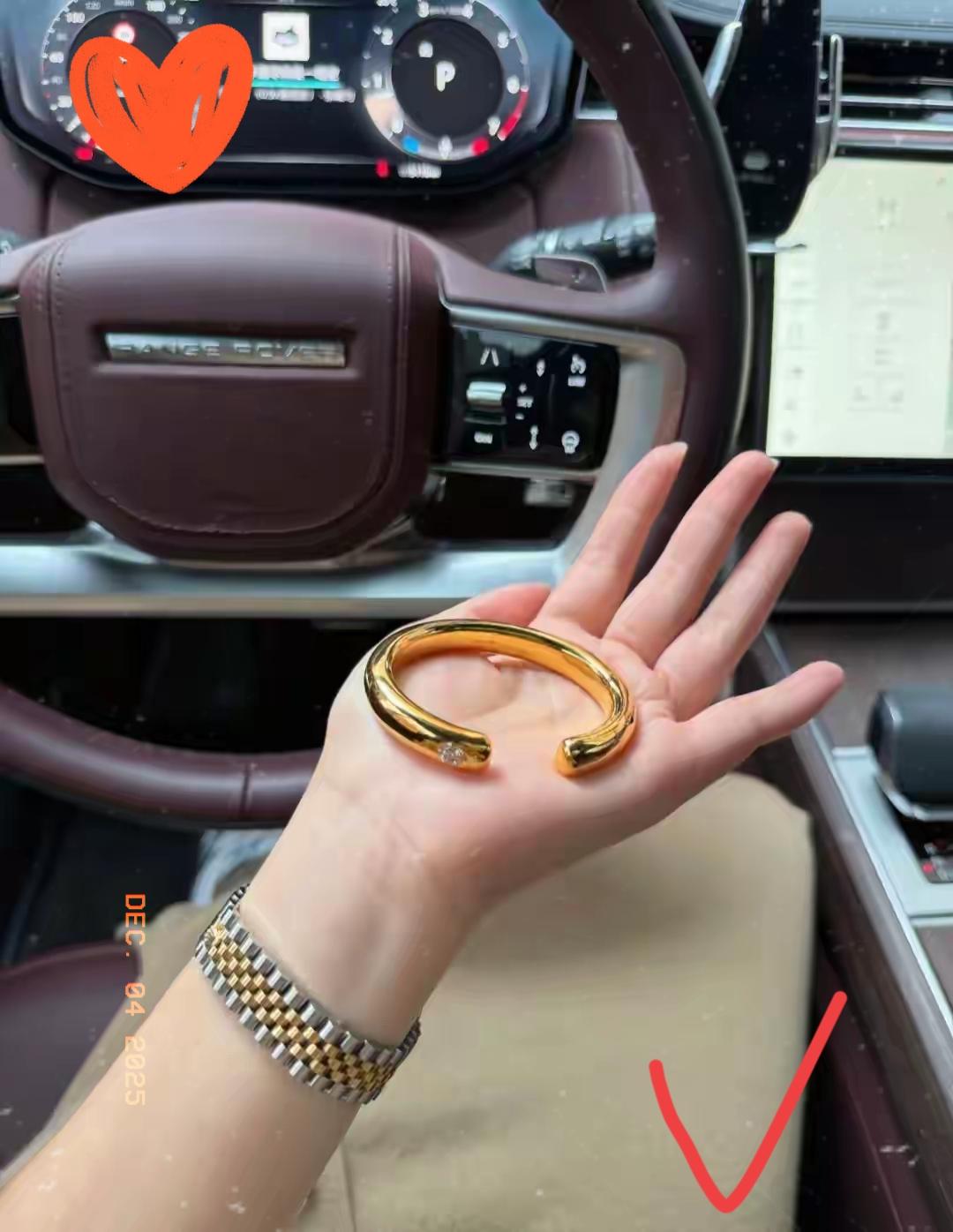 12月4日，
金价这波操作真的有点“失控”！
但离谱的不是大盘价微跌，而是金店直