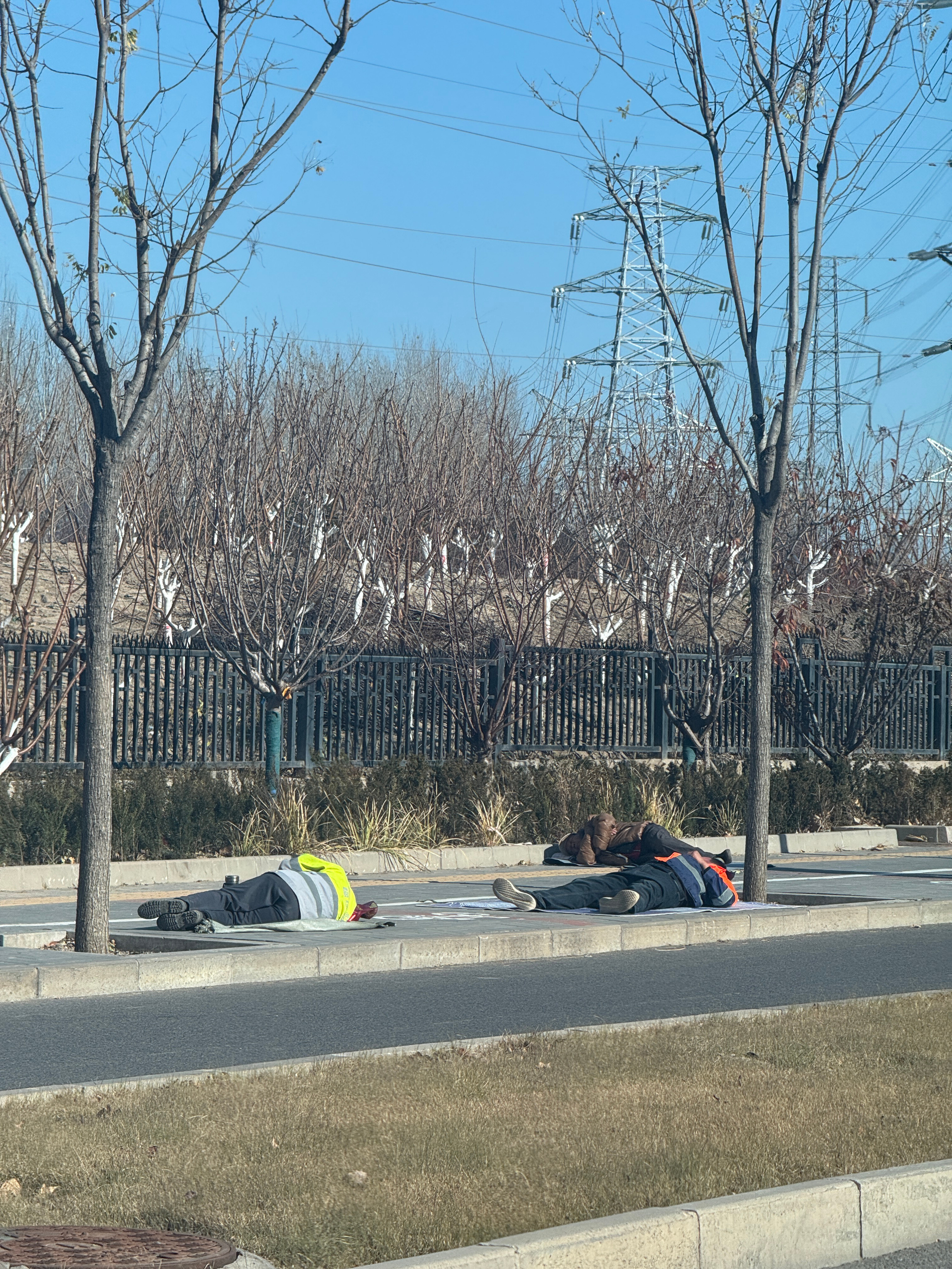 路上看到工人躺在路上休息这么冷的天气，太不容易了