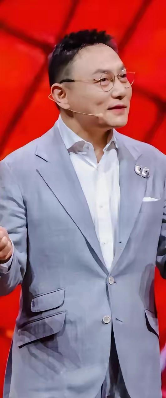 罗振宇跨年演讲最劲爆的不是他讲了什么，而是他竟然减掉了100斤，把罗胖变成了如今