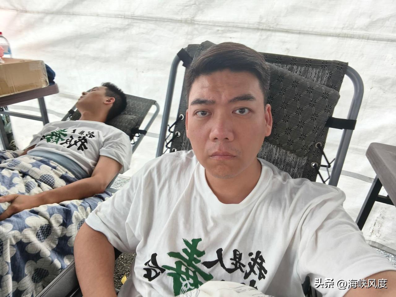 赖苡任今早脸书PO图：早，绝食累积44小时！从图片上看，旁边同伴明显体力不支！青