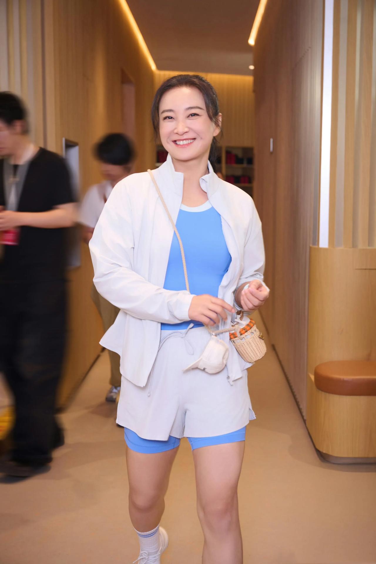 贾玲高马尾造型引爆热搜，肌肉线条惊艳网友：这还是当年那个“胖玲”吗？  
从前提