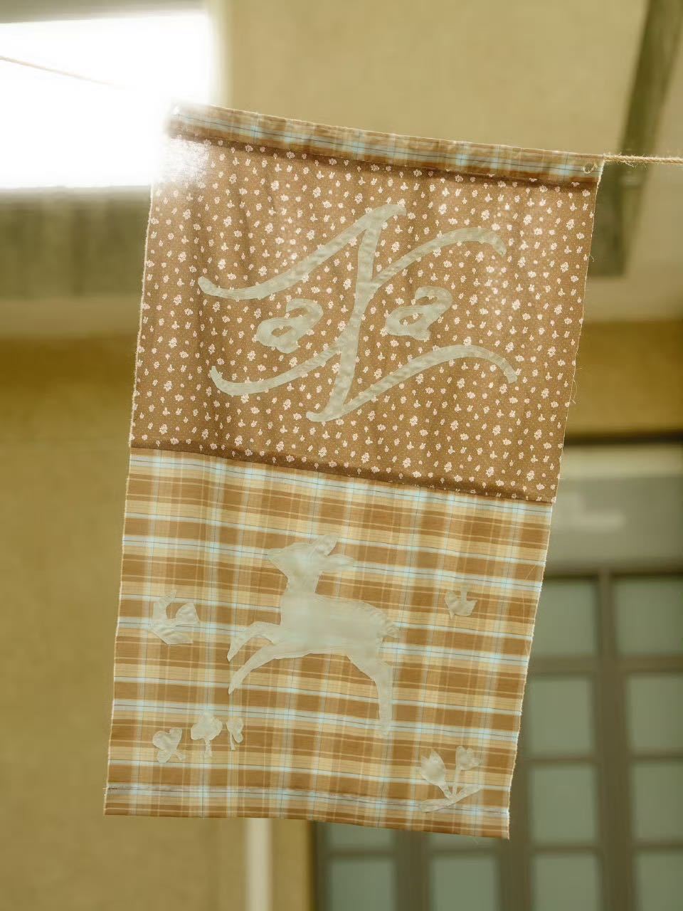 欧阳娜娜音乐会彩带是她的照片 好可爱的音乐会，现场布置成梦核感十足的乐园，彩带还