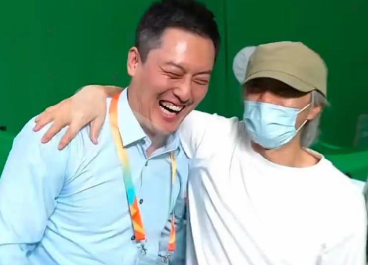 周星驰给许君聪打电话，就问一句：我新片子有个角色，你来不来？就这一句，电话那头的