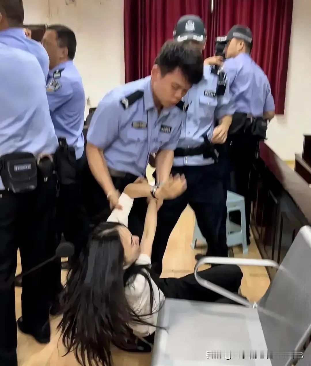 【看图说话】
一张照片，不能说明什么？有人说“抱摔”，也有人说扶起来，因为律师故