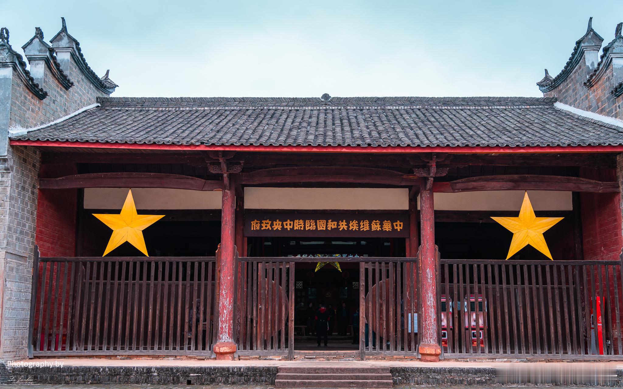 江西瑞金叶坪革命旧址，这里不仅有革命文物和史料，还有许多雕塑和纪念碑，它们都在无