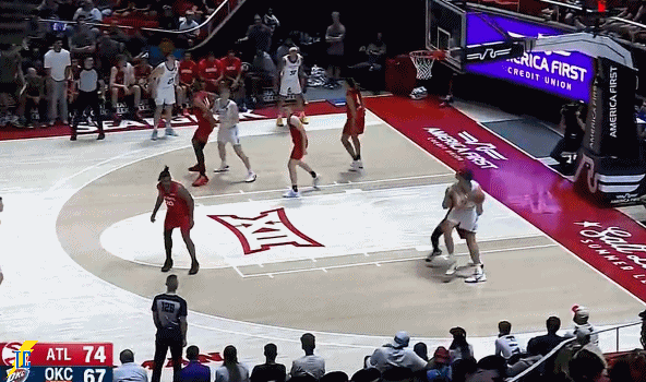 老鹰打出一波8-0，斯特茨与马拉挡拆后交给马拉低位单打，打成2+0！可惜随后斯特