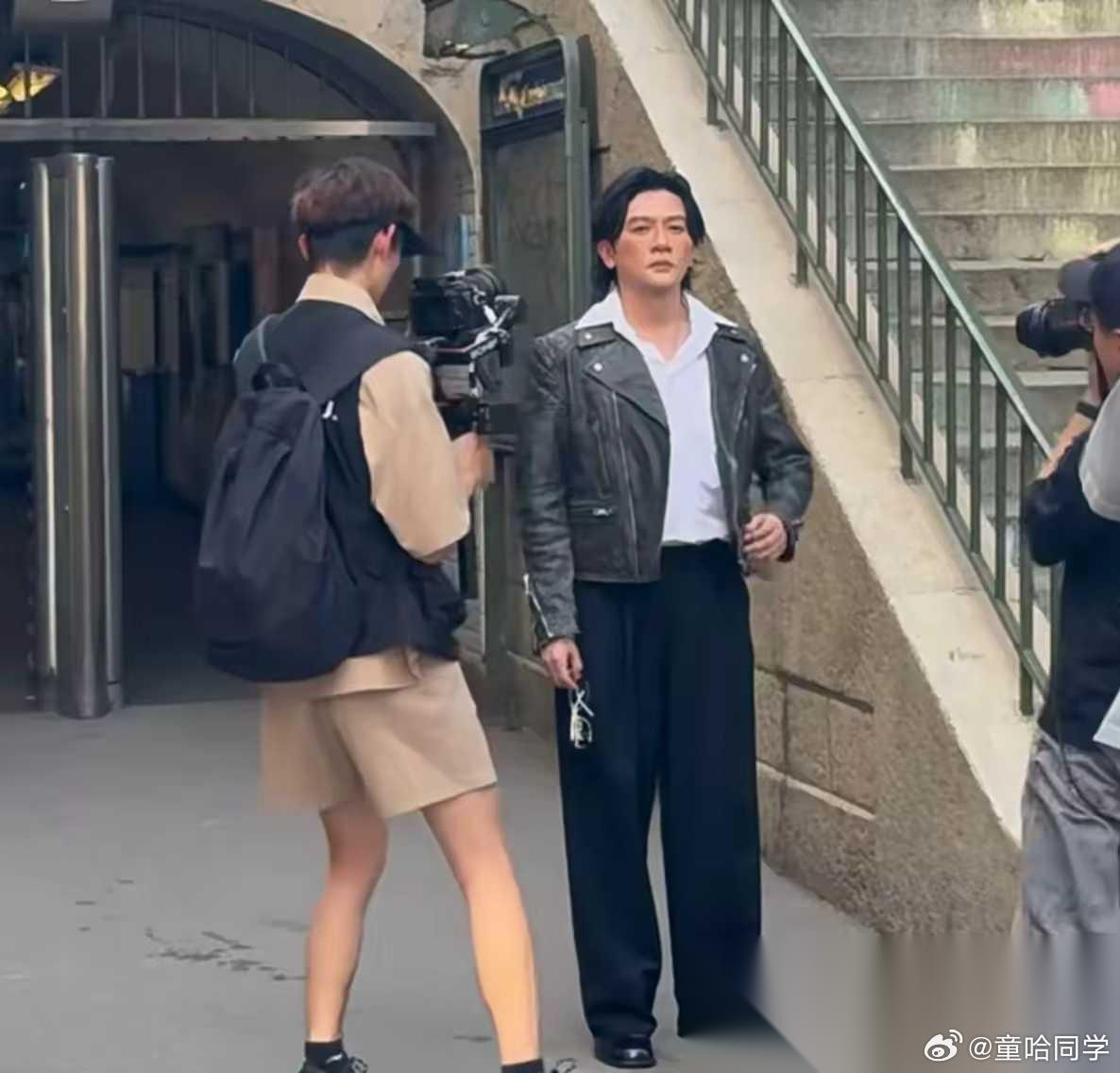 陈志朋正常了，苏有朋又疯了，苏有朋在巴黎街拍，这脸上打了多少腮红，看起来妆画得太