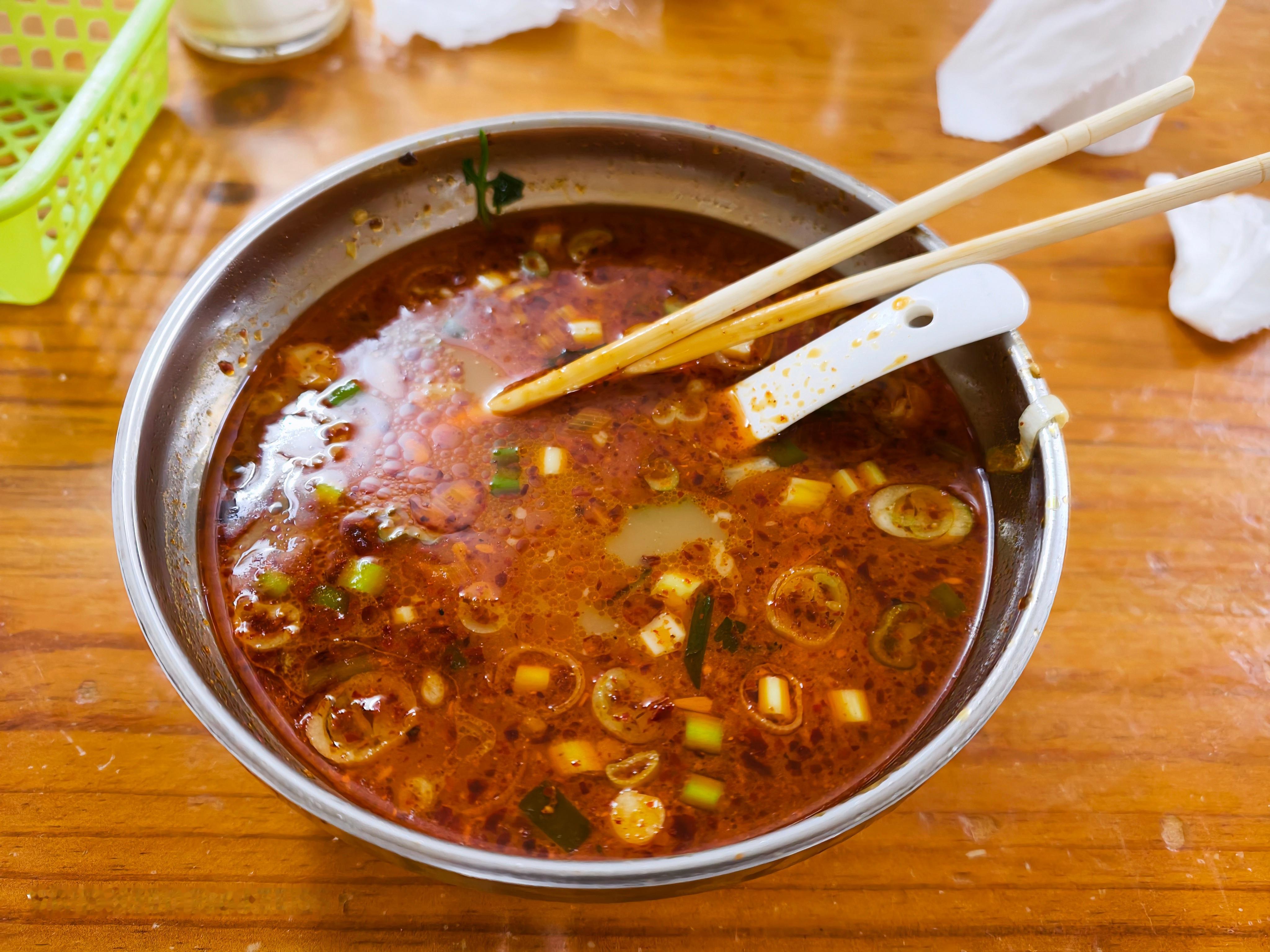 ！！！中午的羊肉汤，中午38度，屋里坐满，外边还有这么多人，这家生意是真好。我的