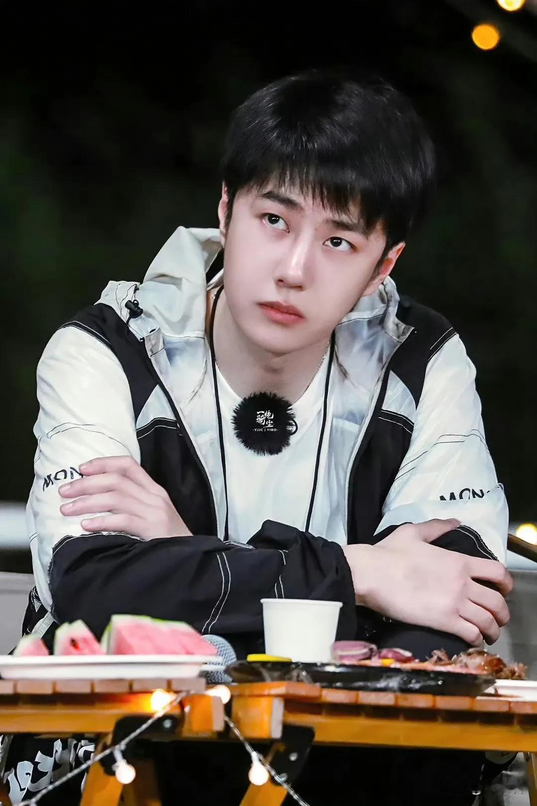 #这是一博啊# 清澈的眼睛，绝美的容颜，自然，灵动，清爽又干净，又帅又萌又可爱，