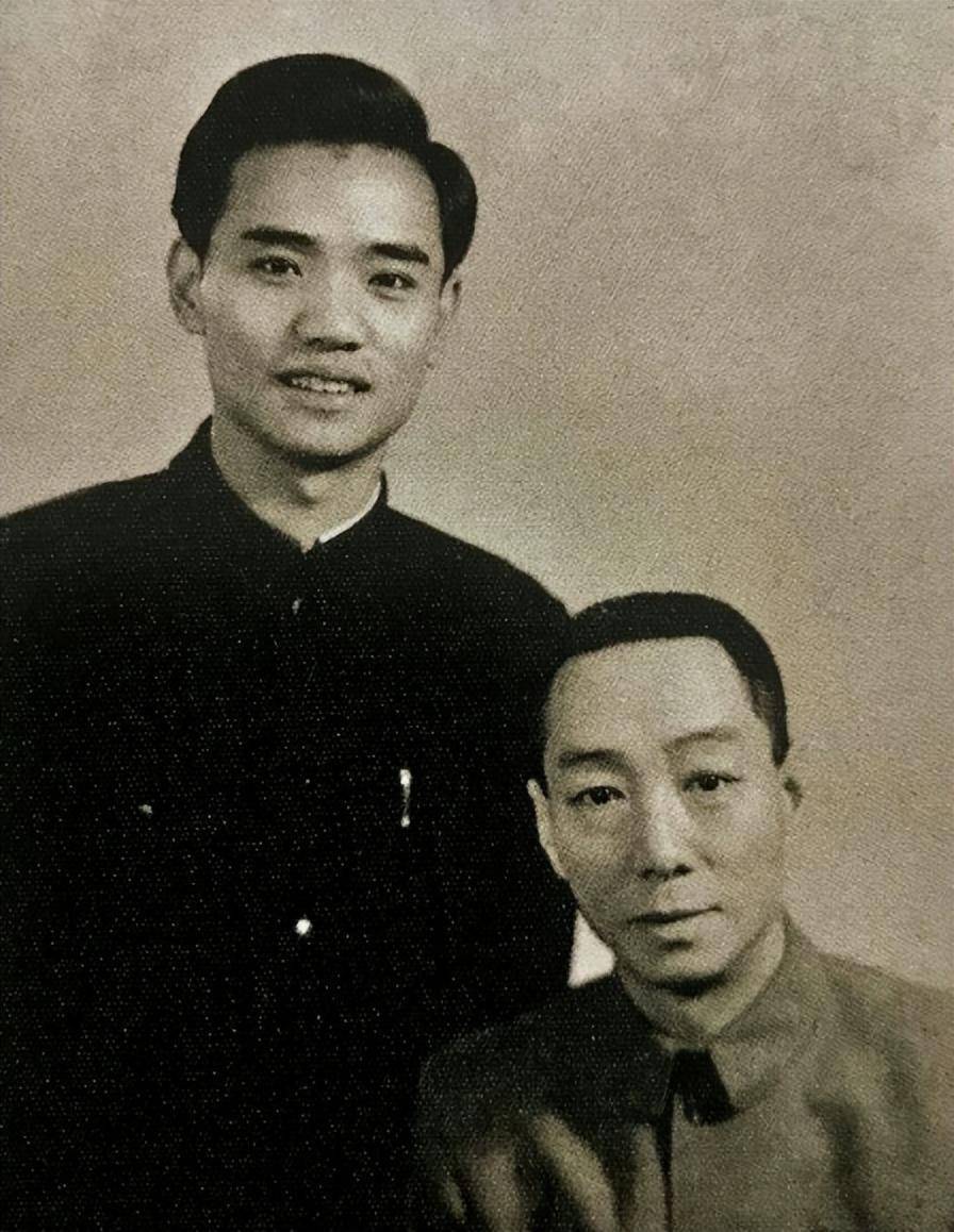 马长礼先生几张照片图一 与师父 谭富英图二 1958年与谭元寿《智擒惯匪座山雕》