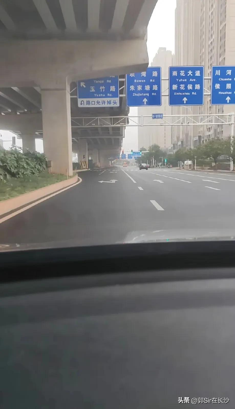 长沙雨花大道这里的道路标志线设计的也是奇葩，在路口实线突然改方向，都来不及打方向