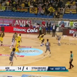 NBA有人能做出这样的扑救式抢断吗？
太精彩了……我猜这位球员以前一定当过守门员