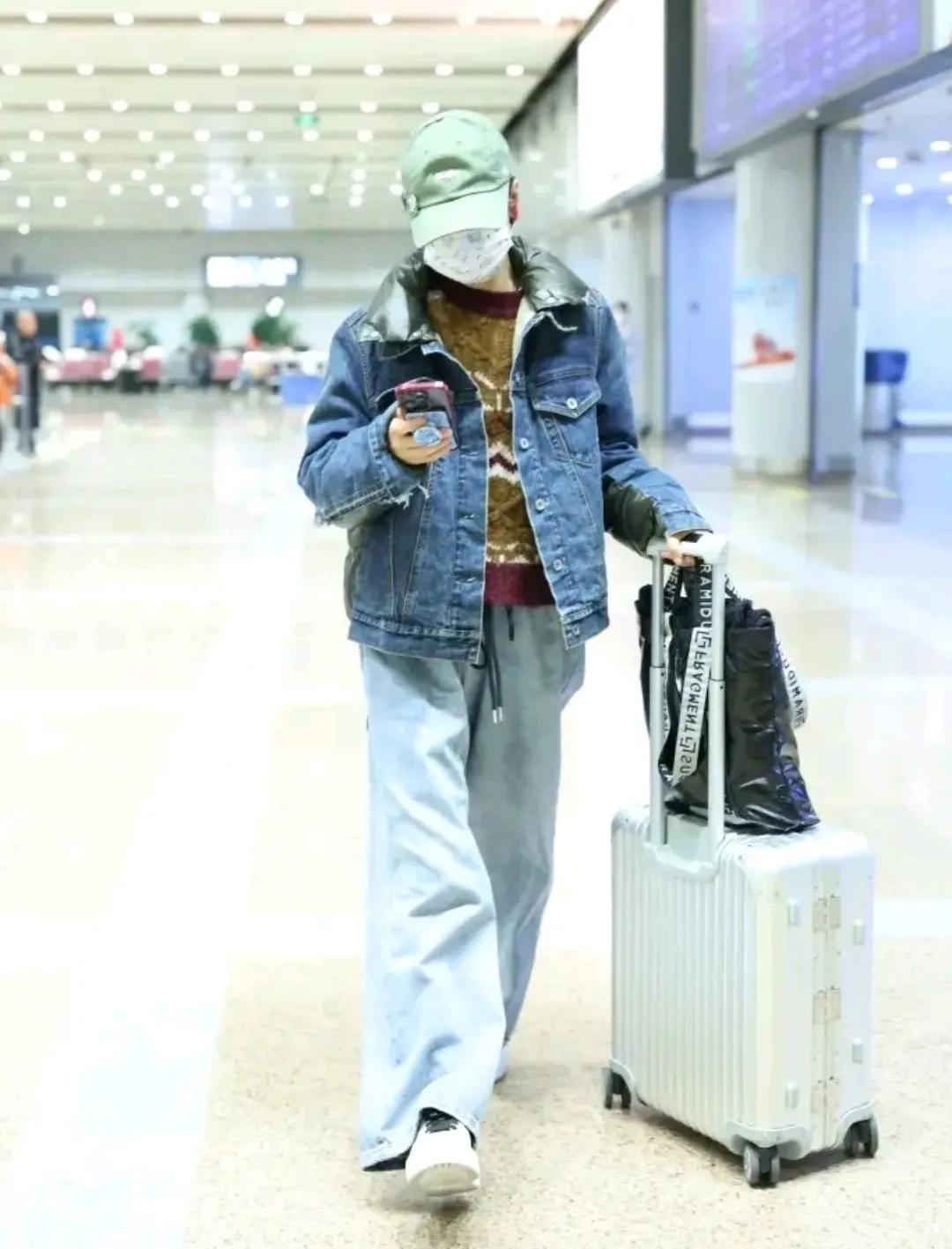 马伊琍最近现身北京机场
这次穿搭很少女，一身的牛仔气
深蓝色牛仔外套搭配浅蓝色牛