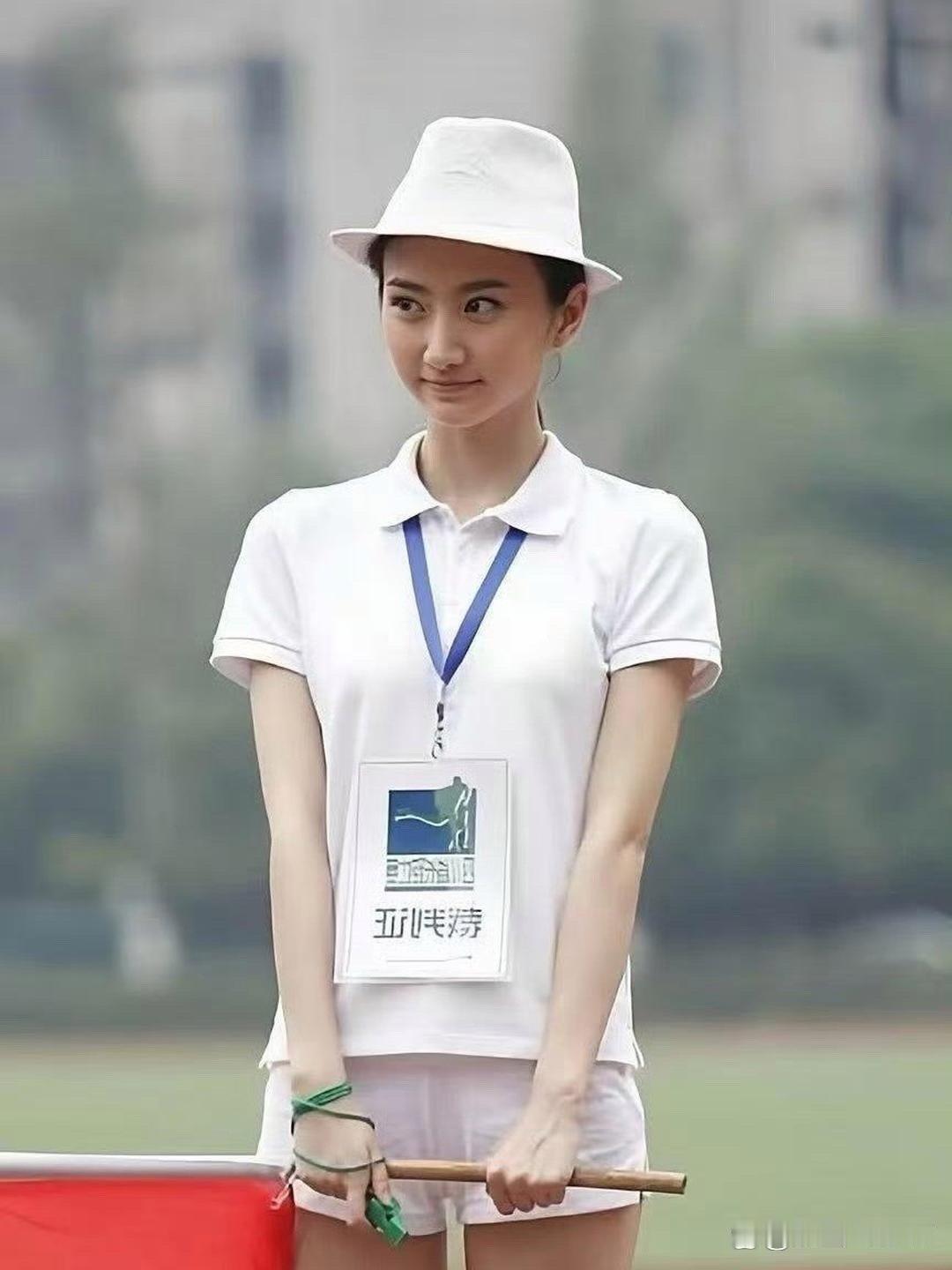 景甜早年上学时的样子简直就是“白月光”本光！清纯又甜美，满满的青春气息，这才是真