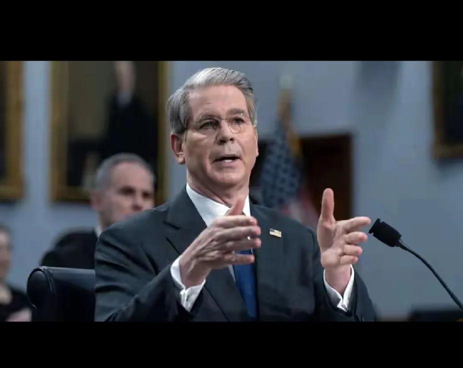 中国持续抛美债、囤黄金，美国财长贝森特急喊“不能脱钩”，美元霸权正遭遇严峻挑战。