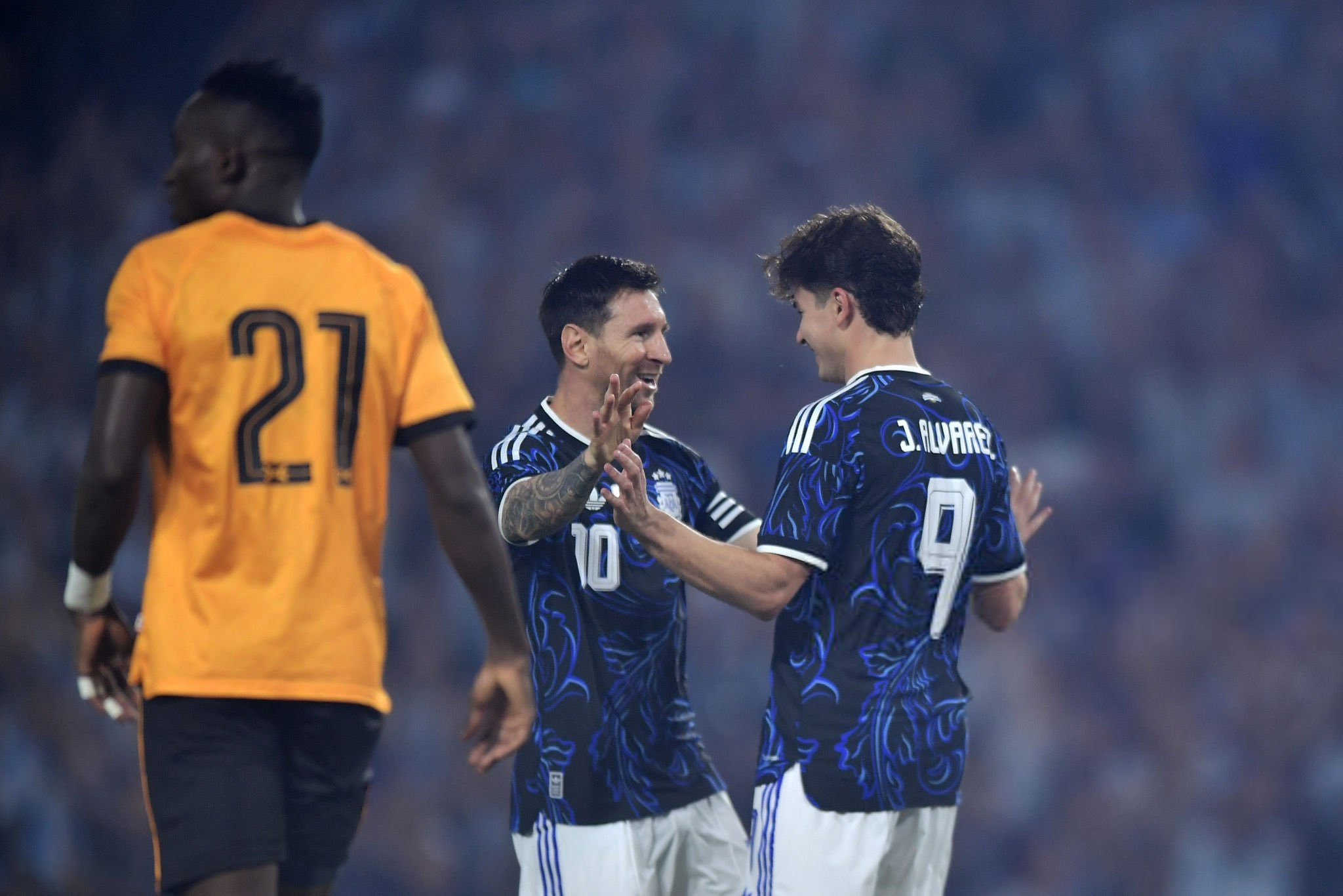 梅西今天的比赛图片系列part2快出残影身披阿根廷队战袍第198次出战🩵🤍p