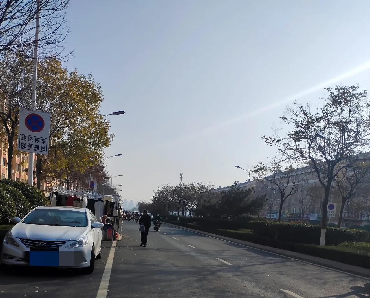 今天是即墨区通济街道辛家庄村大集，淮涉河一路辛家庄村西路段十分拥堵，建议大家逢集