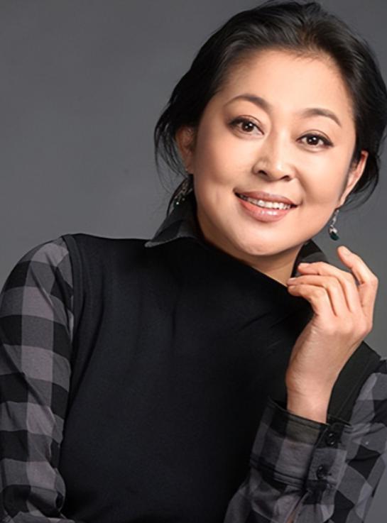 倪萍家包括保姆一共5个人，但她每天做4只海参，保姆没份。倪萍姥姥说:“你个傻子，
