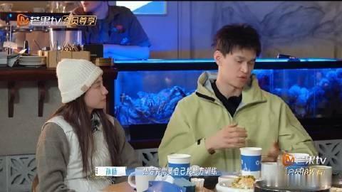 孙杨哽咽回忆禁赛时期 孙杨在节目中泪洒现场，回忆起那段受尽舆论压力的日子，家人的