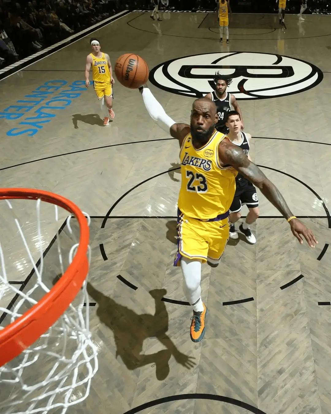 NBA官方晒出詹姆斯这记扣篮的相关数据：最大起跳高度80.3㎝、滑翔距离2.9米