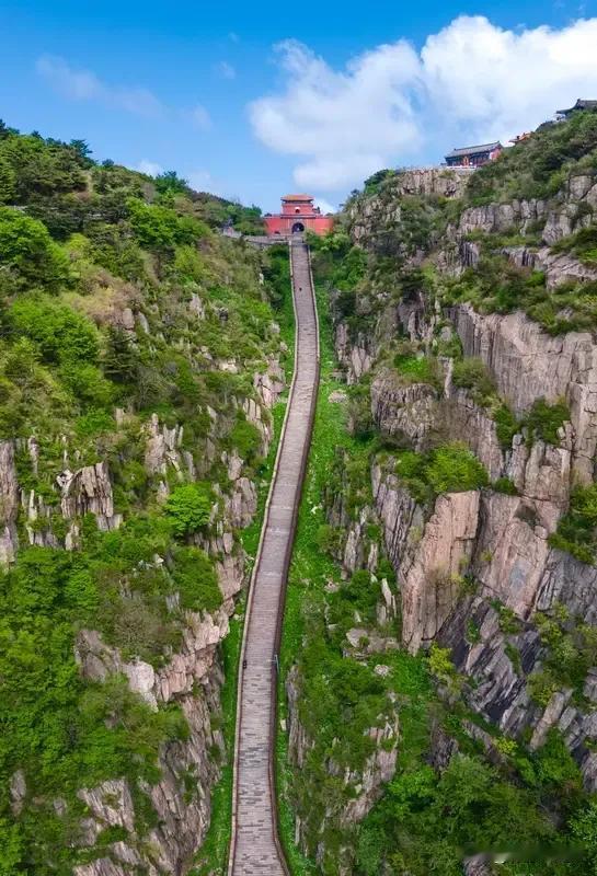 《七律   凳山感怀》
独卧泰山思浩茫，滔滔史事涌心房。
秦皇汉武封禅地，宋律唐
