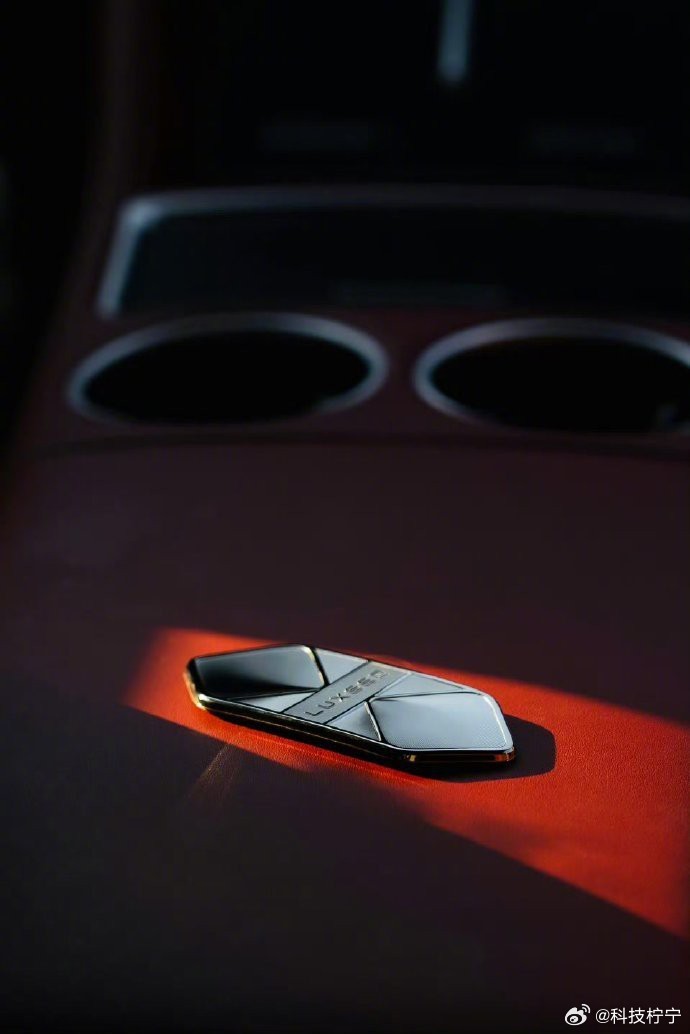 智界R7，搭载ADS3.3技术与空气悬架，5.78万开启非凡驾控之旅。凌晨三点的