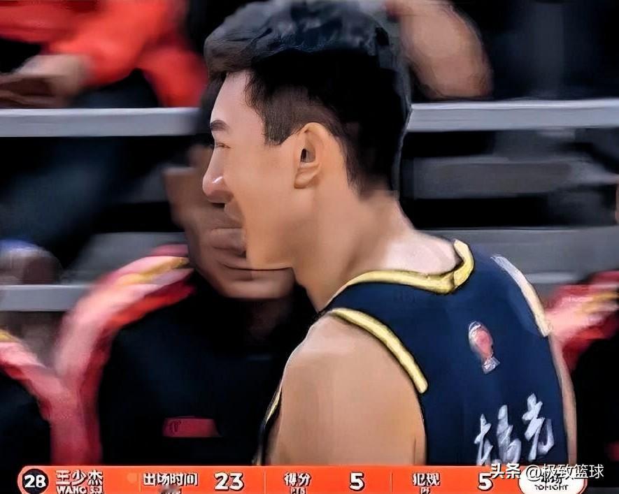 广东恶汉王少杰又五犯毕业了！在今日对阵青岛的末节比赛中，王少杰防守被吹打手犯规，
