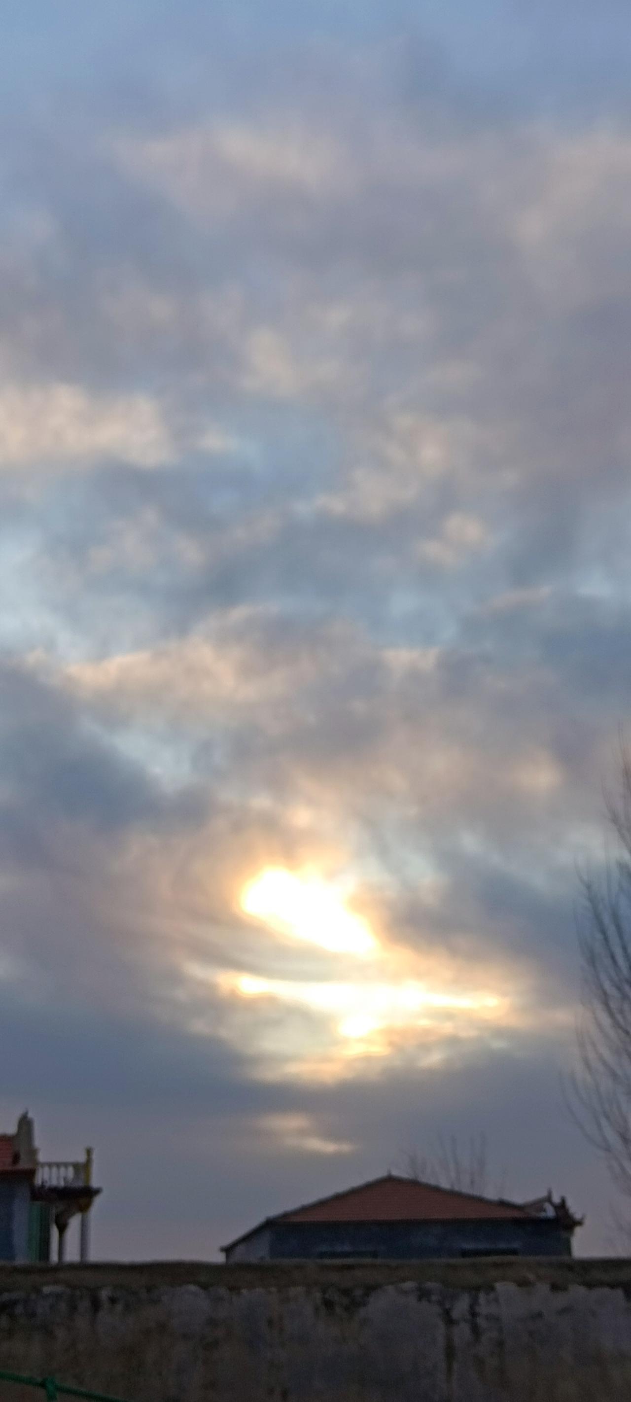 如今社会只要不犯法，即便再缺德，也不算很坏的人。只要有钱有权，就是能人高人光荣的