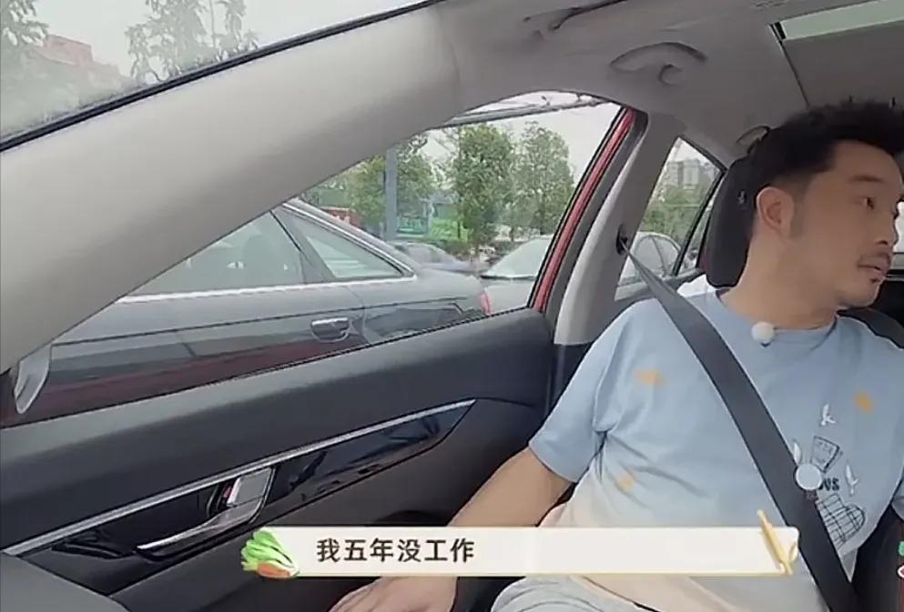伊能静自爆说：“我五年没工作，除了上《妈妈是超人》，完全没工作，都在家，因为大的