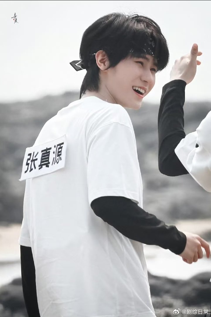 张真源跑男挡不住的青春气息谁懂啊！海口的阳光和发带小张就是绝配！雨刮器式挥手也太
