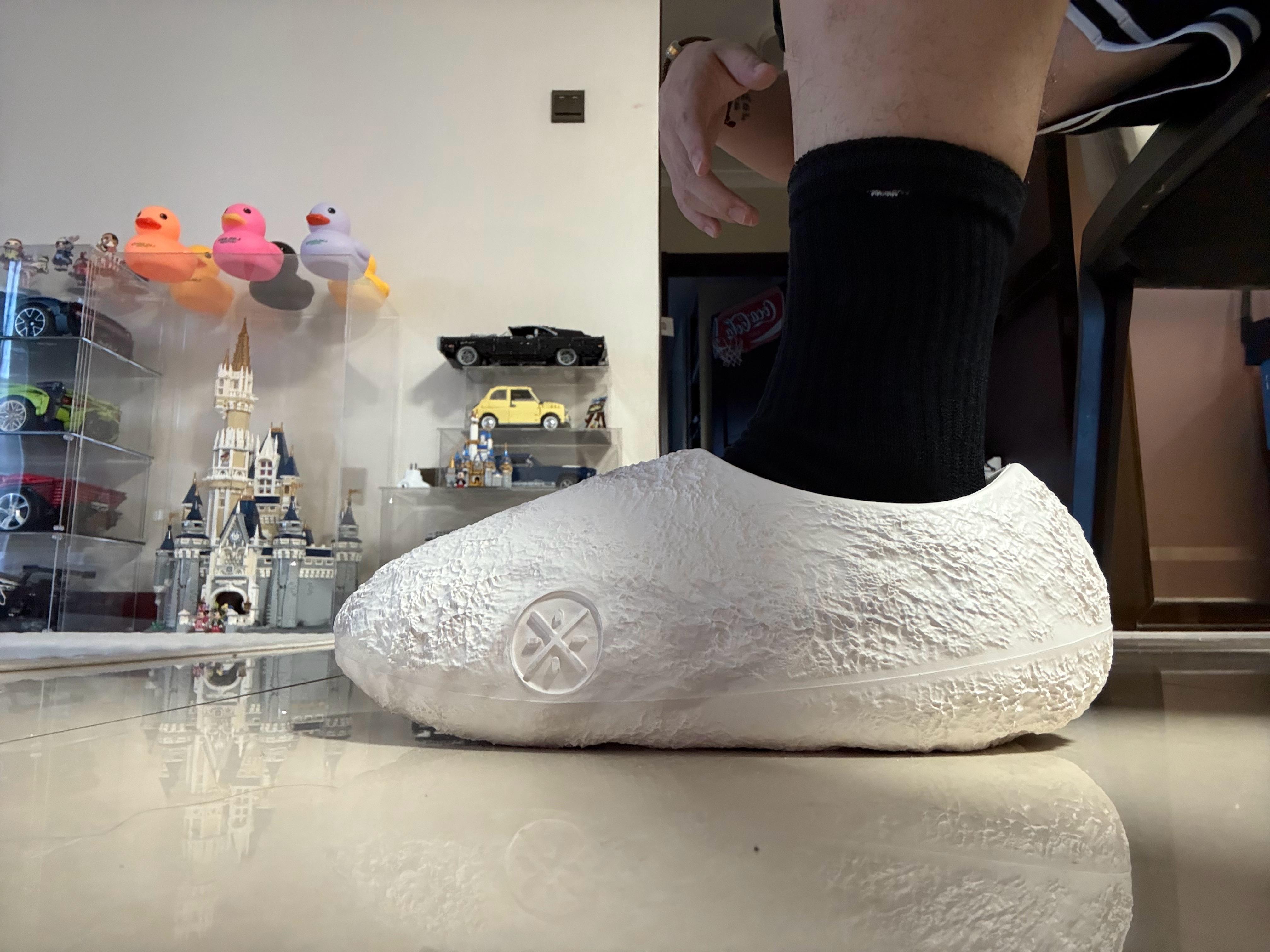 挑战全网最后一个上脚这双韦德拖鞋。温馨提示：尺码很偏大很偏大，我球鞋42/42.