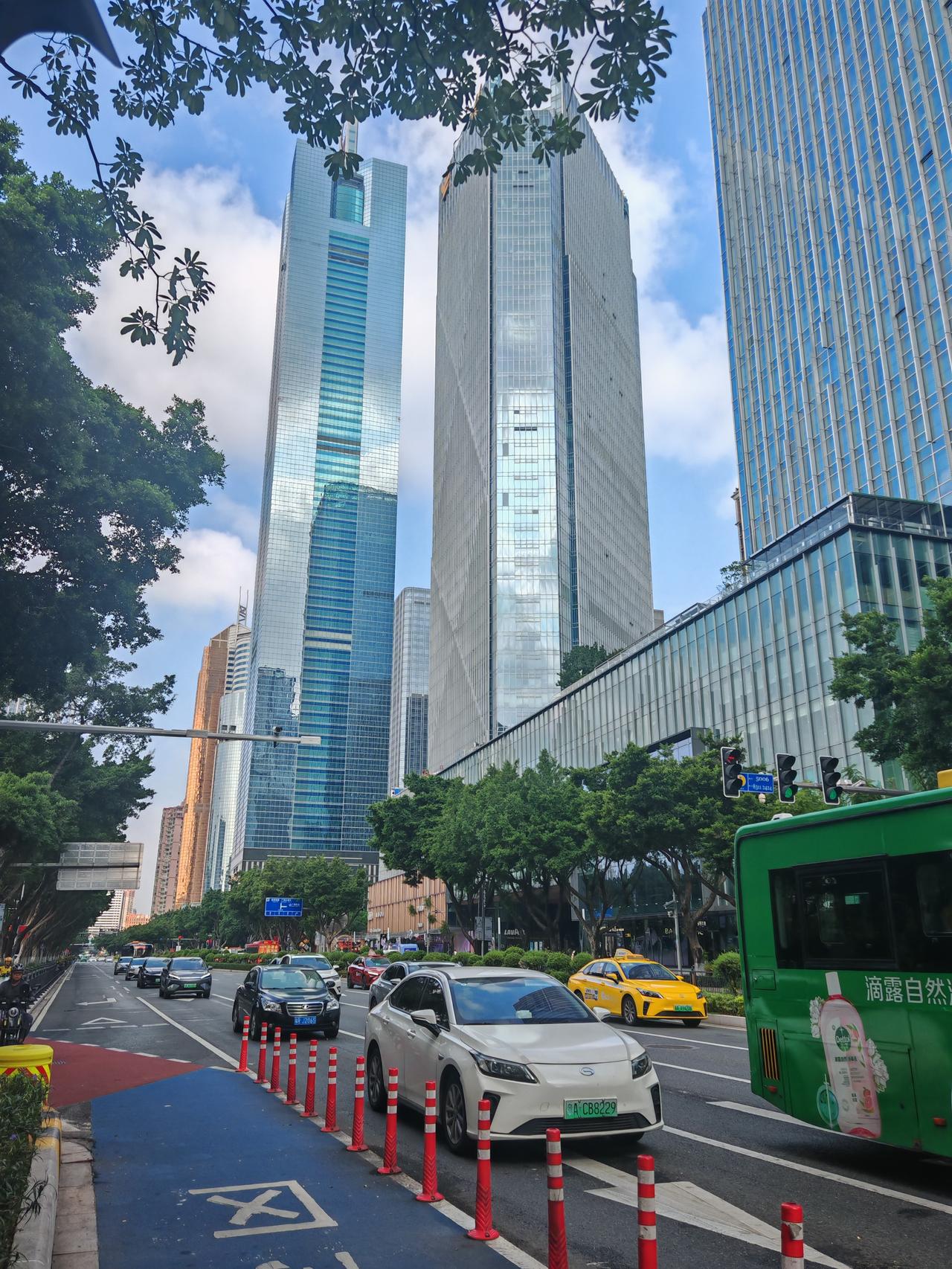 2026的国庆节第一天，打卡广州天河北路，这里是十多年前广州热闹的核心商圈，繁华