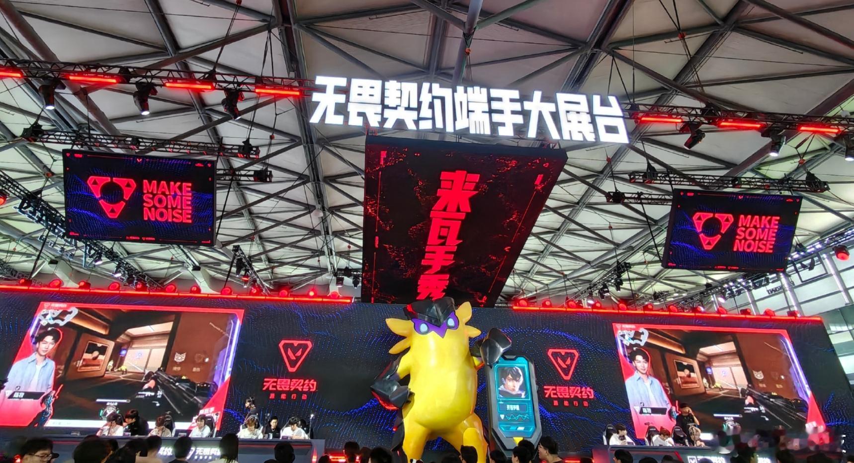 无畏契约展台已经用一加Ace5Pro玩上了游戏[流鼻血]这排面，温润、丝滑，谁用