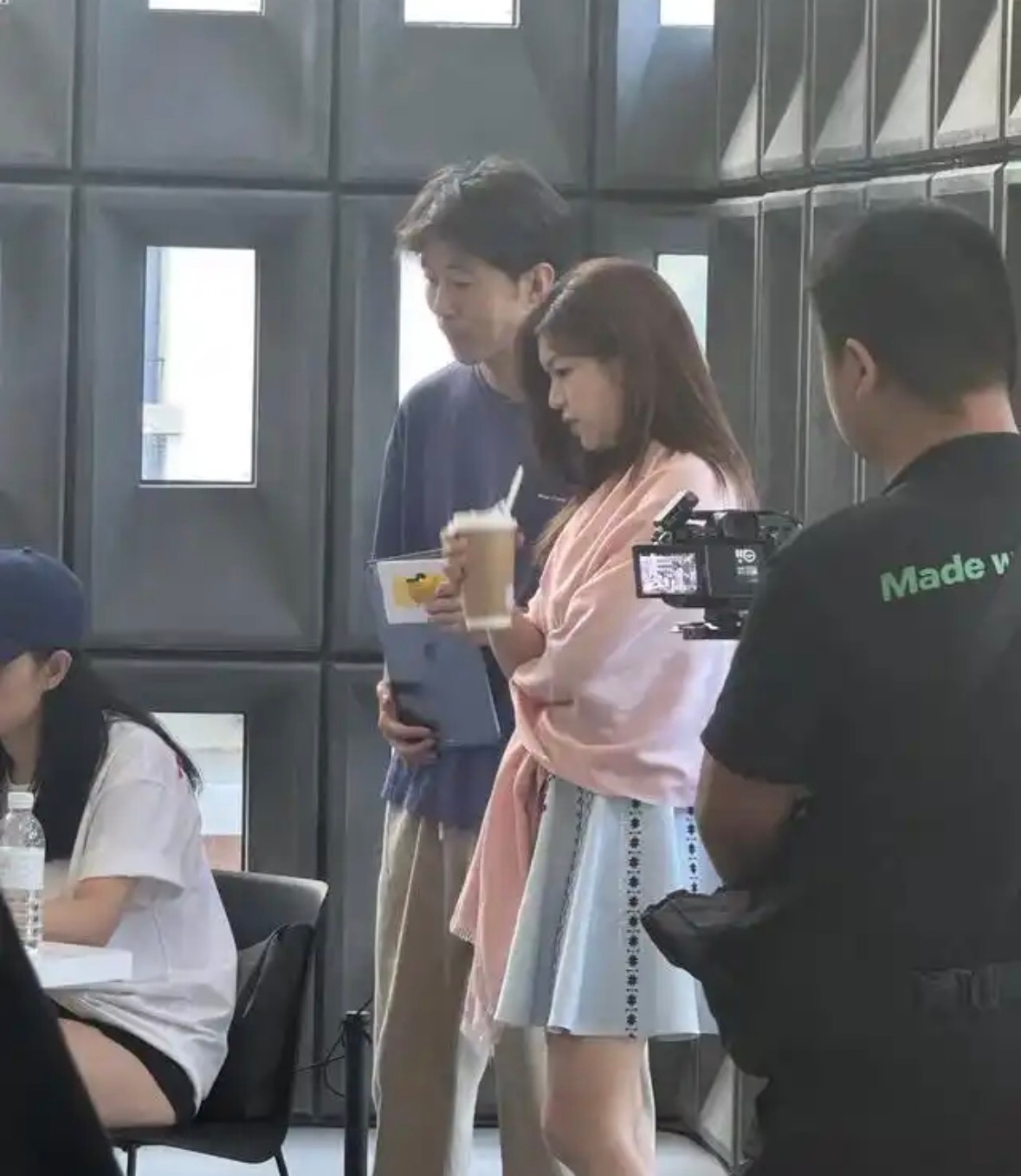 陈妍希现身阿那亚被路人偶遇，终于知道为什么陈晓要和她离婚了。。。 ​​​