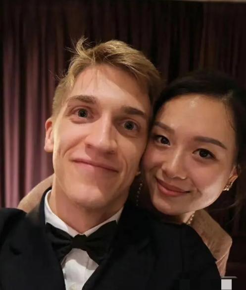 原来是咱的姑爷啊？没想到安东的女友万远也跑来法兰克福的现场来给自己的男友加油。[